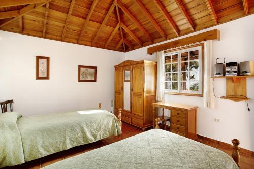 a bedroom with two beds and a window at Casita Ariadna in Tijarafe