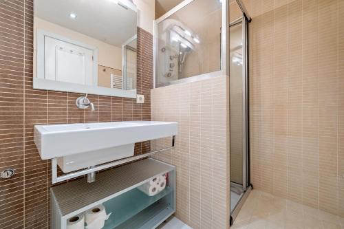 a bathroom with a sink and a shower at Apartamento Albatros in Cambrils