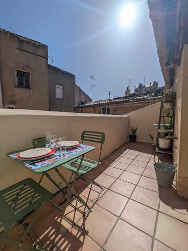 Grand studio, coin nuit & terrasse, plein centre