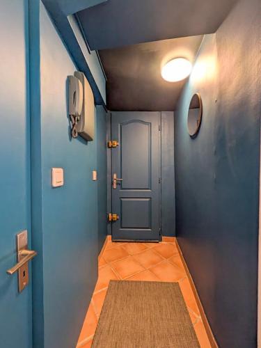 Grand studio, coin nuit & terrasse, plein centre