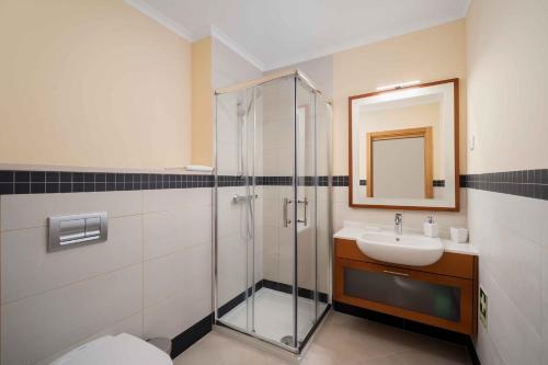 a bathroom with a shower and a toilet and a sink at Cosy Two Bedroom Apartment in Cabaços