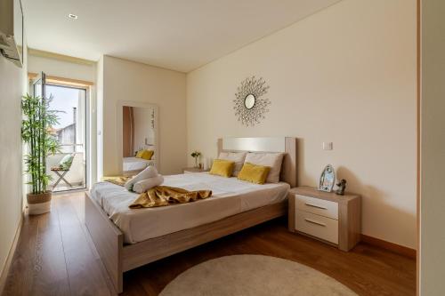 a bedroom with a large bed and a large window at Estrelinha do Mar in Apulia in Apúlia