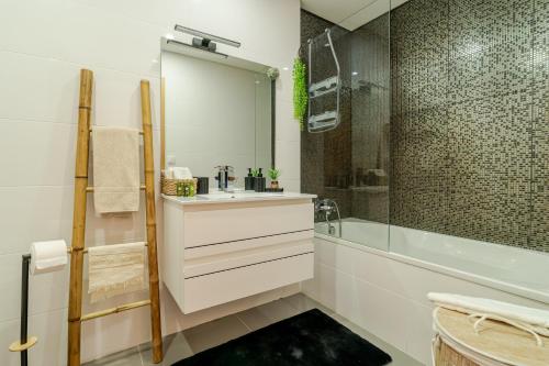a bathroom with a sink and a shower and a tub at Estrelinha do Mar in Apulia in Apúlia