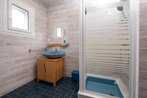 a bathroom with a sink and a shower at Gite Refuge du Blavet 2 étoiles in Saint-Barthélemy