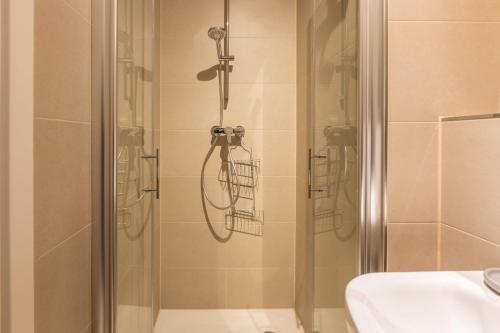 a bathroom with a shower with a sink at Ferienwohnung Im Haidelmoos in Konstanz