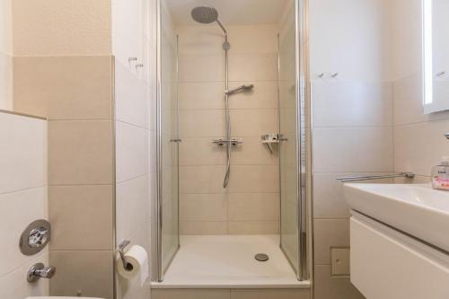 a bathroom with a shower with a glass door at Ferienwohnung Ulstrup in Böhl