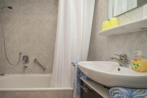 a bathroom with a sink and a tub and a shower at Fewo Eg Mitte - Hunde erlaubt in Oberteuringen