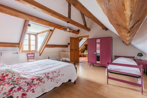a bedroom with a bed and two chairs at Gîte des Aulneaux in Fresnes