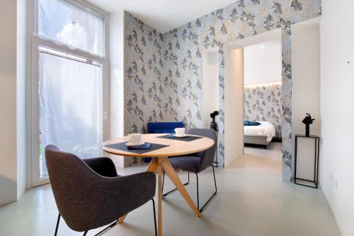 a room with a table and chairs and a bedroom at Lierna amorevole dimora in Lecco in Lecco