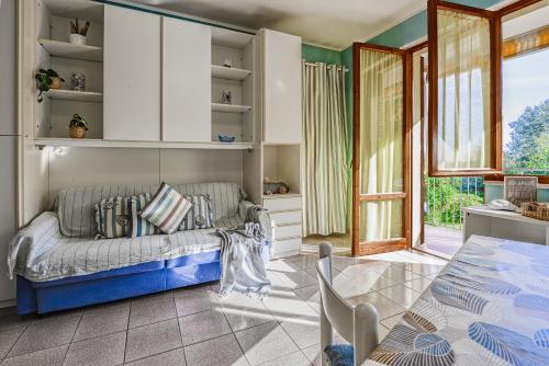 a living room with a bed and a table at Mono Le Lecce 25 b in Capoliveri