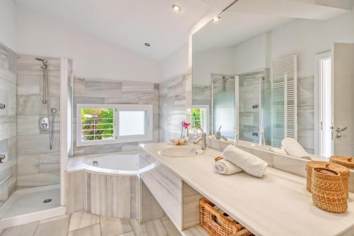 a bathroom with a tub and a sink at Casa Suca in Santa Ponsa