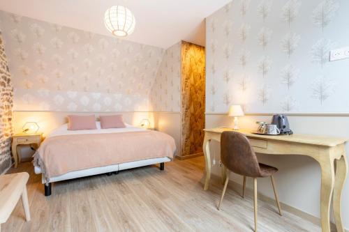 a hotel room with a bed and a desk and a desk at Le Penty - proche plages et centre in Concarneau