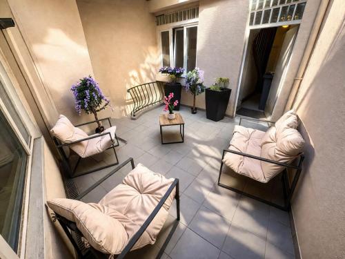 HYPER CENTRE dans remparts vieille ville 1er étage , possible tout faire a pieds