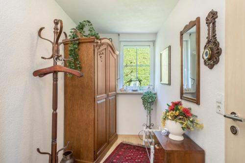 a hallway with a large wooden door and a table at Annemarie und Walter Hechelmann in Lindau