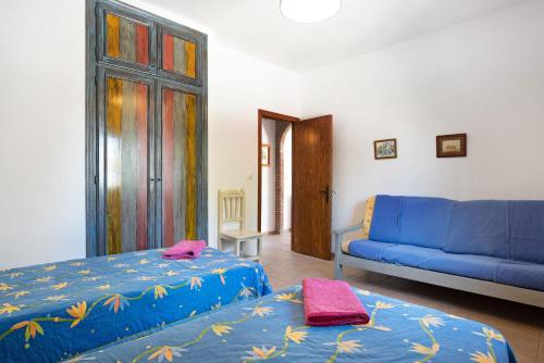 a living room with two beds and a blue couch at Casa Mora - Vejer, El Palmar in Vejer de la Frontera