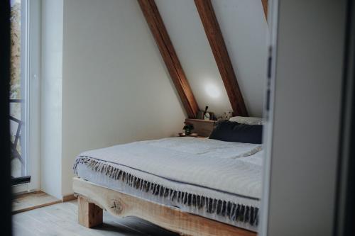 a bedroom with a bed in the corner of a room at Alb - Lotte in Bitz