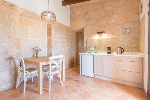 a kitchen with a table and chairs in a room at Son Rossinyol Nou - 12 personas in Islas Baleares