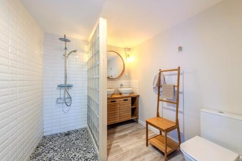 a bathroom with a shower and a sink at Villa Léonie - piscine intérieure in Kerlouan