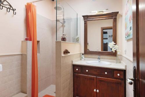 a bathroom with a sink and a shower at Casa Golondrina in Teguise