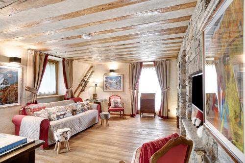 a living room with a couch and a fireplace at Il Cuore della Valdigne in Morgex