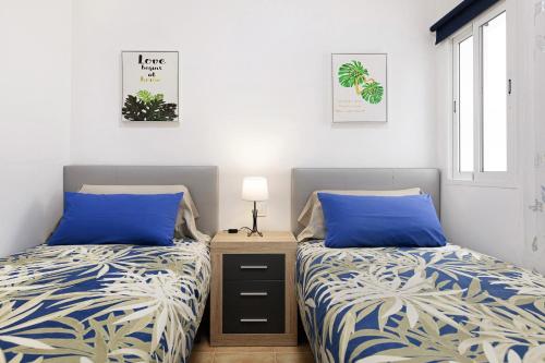 two beds sitting next to each other in a bedroom at Campo Amor Bajo in Arrecife