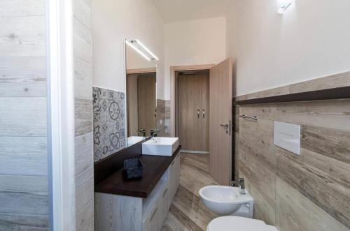 a bathroom with a toilet and a sink and a toilet istg at Appartamento Castula in Dorgali