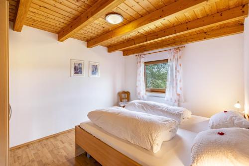 a bedroom with two beds and a window at Ferienhaus Katrin in Bad Urach