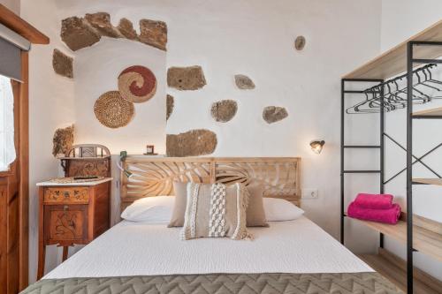 a bedroom with a bed with a wooden head board at Arrieta Costa Rural in Tabayesco