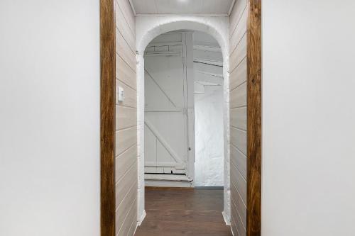 a hallway with an archway and a white closet at Chambres d'hôtes Le Plessis in Frossay