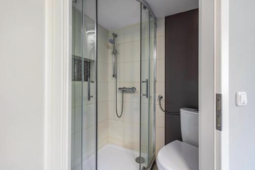 a bathroom with a shower and a toilet at Green wonder in Friedrichsdorf