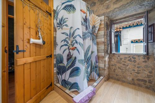 a room with a door and a wall with a mural at Horta Do Zé Miguel in Monchique