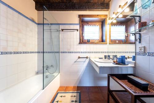 a bathroom with two sinks and a shower at Casa Fontanals de Cerdanya in Soriguerola