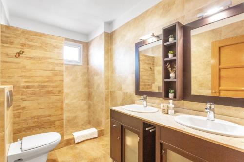 a bathroom with two sinks and a toilet at Villa Teide in La Orotava