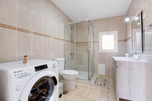 a washing machine in a bathroom with a toilet at Casa Cactus in Antigua