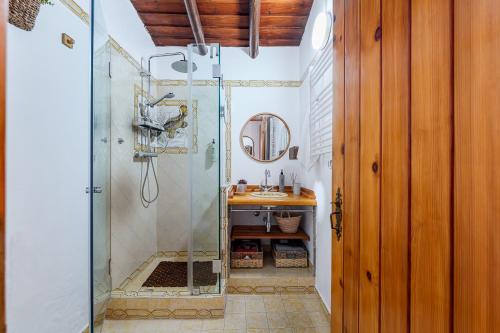 a bathroom with a shower and a sink at Descanso Alentejano -Casa d'aldeia in Campinho