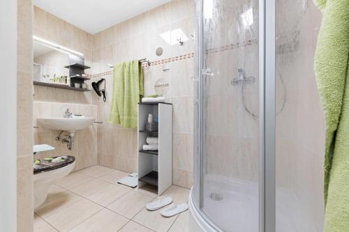 a bathroom with a shower and a sink at Gertruds Leuchtturm Strandnah in Zingst