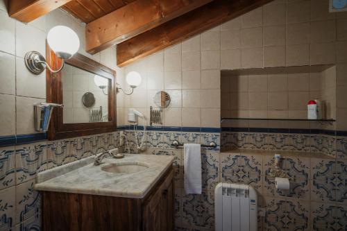 a bathroom with a sink and a mirror at El Desvan Del Brigante in Lerma