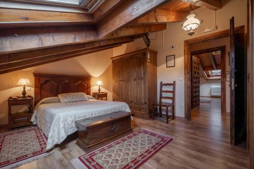 a bedroom with a bed and wooden ceilings at El Desvan Del Brigante in Lerma