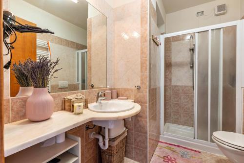 a bathroom with a sink and a shower at Bluemoon Luminoso apt con piscina in Lazise