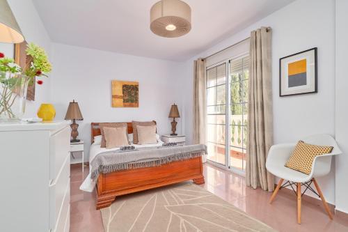 a bedroom with a bed and a window at Casa Alba in Salobreña