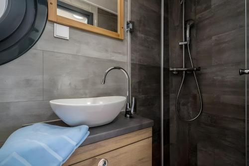 a bathroom with a white sink and a shower at Entspannung pur - Hausboot Liberty in Fürstenberg