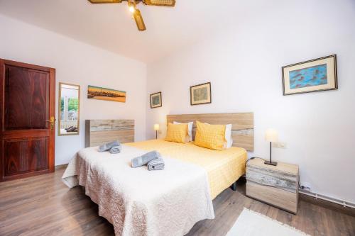 a bedroom with a bed with two towels on it at Villa Puerto in Sóller