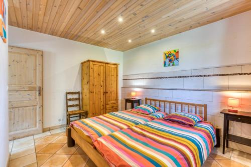 a bedroom with a bed and a wooden ceiling at Maison Orange in Aspiran