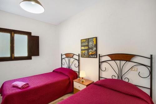 two beds sitting next to each other in a bedroom at Villa Palomino in Gáldar