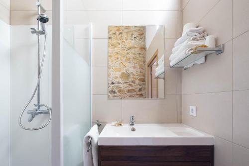 a bathroom with a sink and a mirror at Casa Silverio in Monforte de Lemos