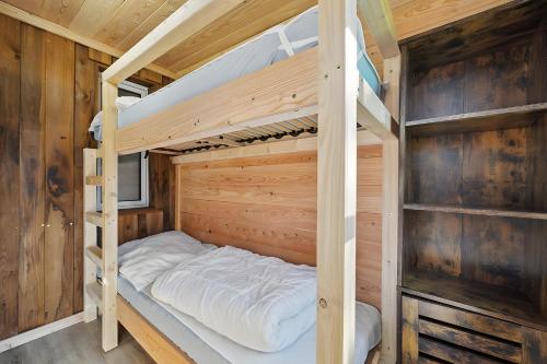 a bedroom with two bunk beds in a cabin at Ferienhaus 202 in Zadelsdorf