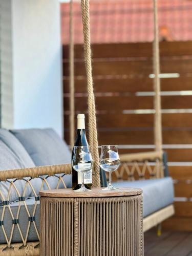 a bottle of wine and two glasses on a table at Hangout in Neckartenzlingen