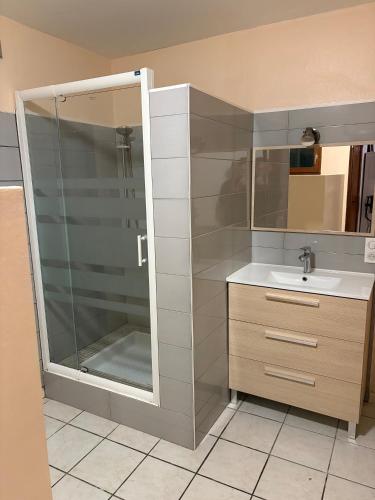 a bathroom with a shower and a sink at Gite La Roseraie in Ruoms