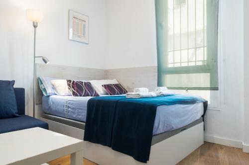 a small room with a bed and a chair at Moderno Estudio Junto Al Río in Seville