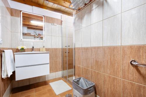 a bathroom with a sink and a mirror at Casa Valentina in Tuineje